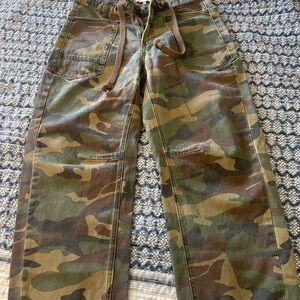 Casual Women's Camouflage Cargo Jeans - Green Camo